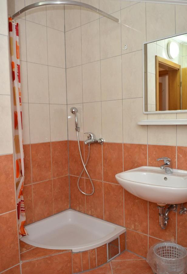Apartments By The Sea Gradac, Makarska - 13681 Bagian luar foto